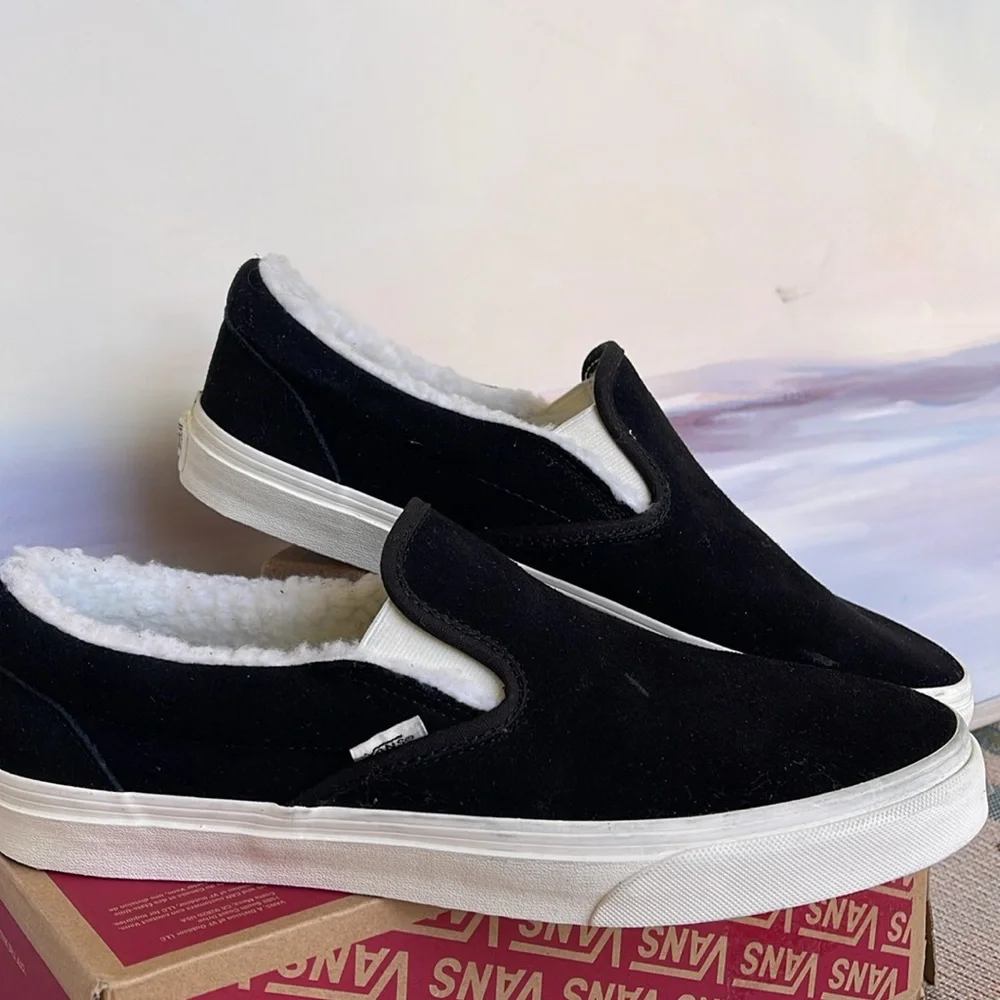 Vans • Men’s Classic Slip-On
Cozy Hug Black
VN0A5A08BM8
Sneakers - Picture 5 of 16
